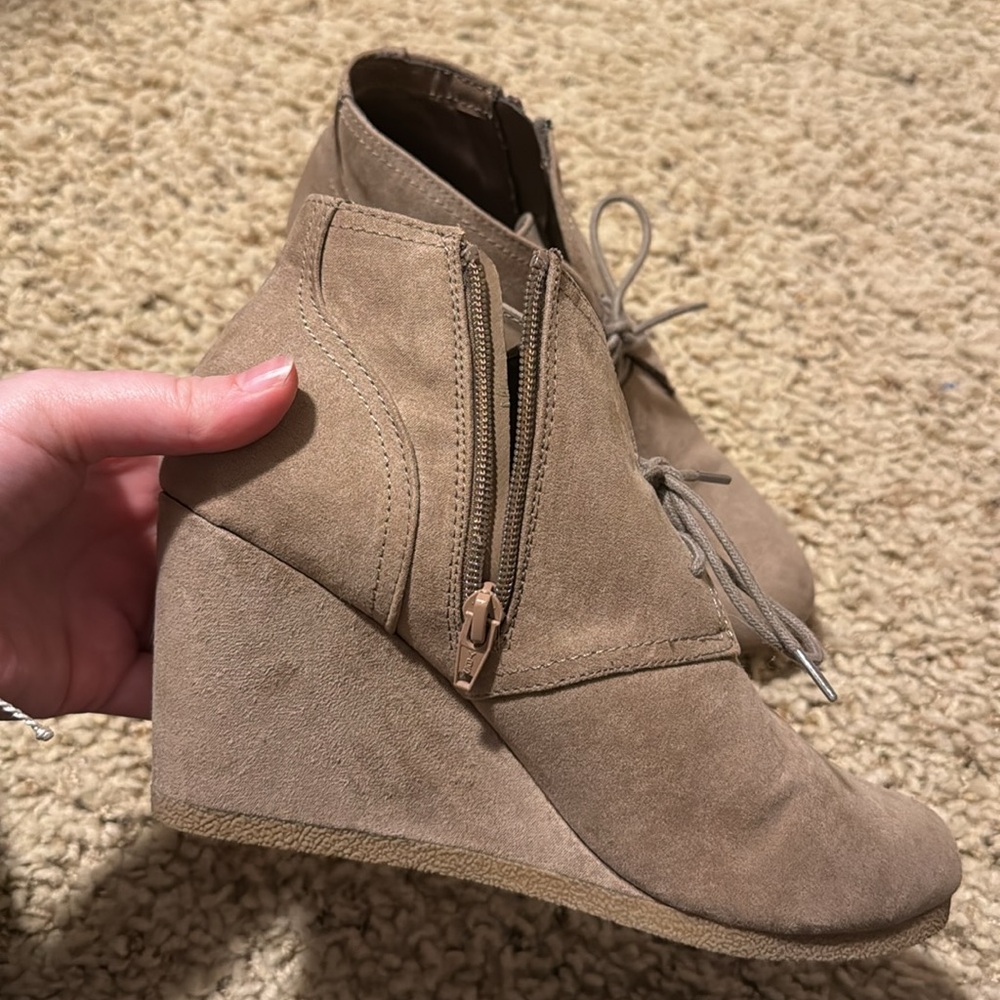 Universal Threads - size 9, women’s tan wedges - Picture 5 of 6